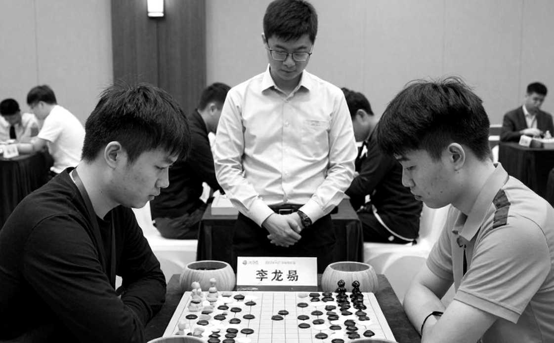 सत्ताईस मिनिएचर का खाता: प्राग 2026 से ChessBase Magazine #225 तक एक संख्या का ऑडिट